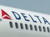 Сотрудник авиакомпании Delta случайно активировал аварийный трап в аэропорту